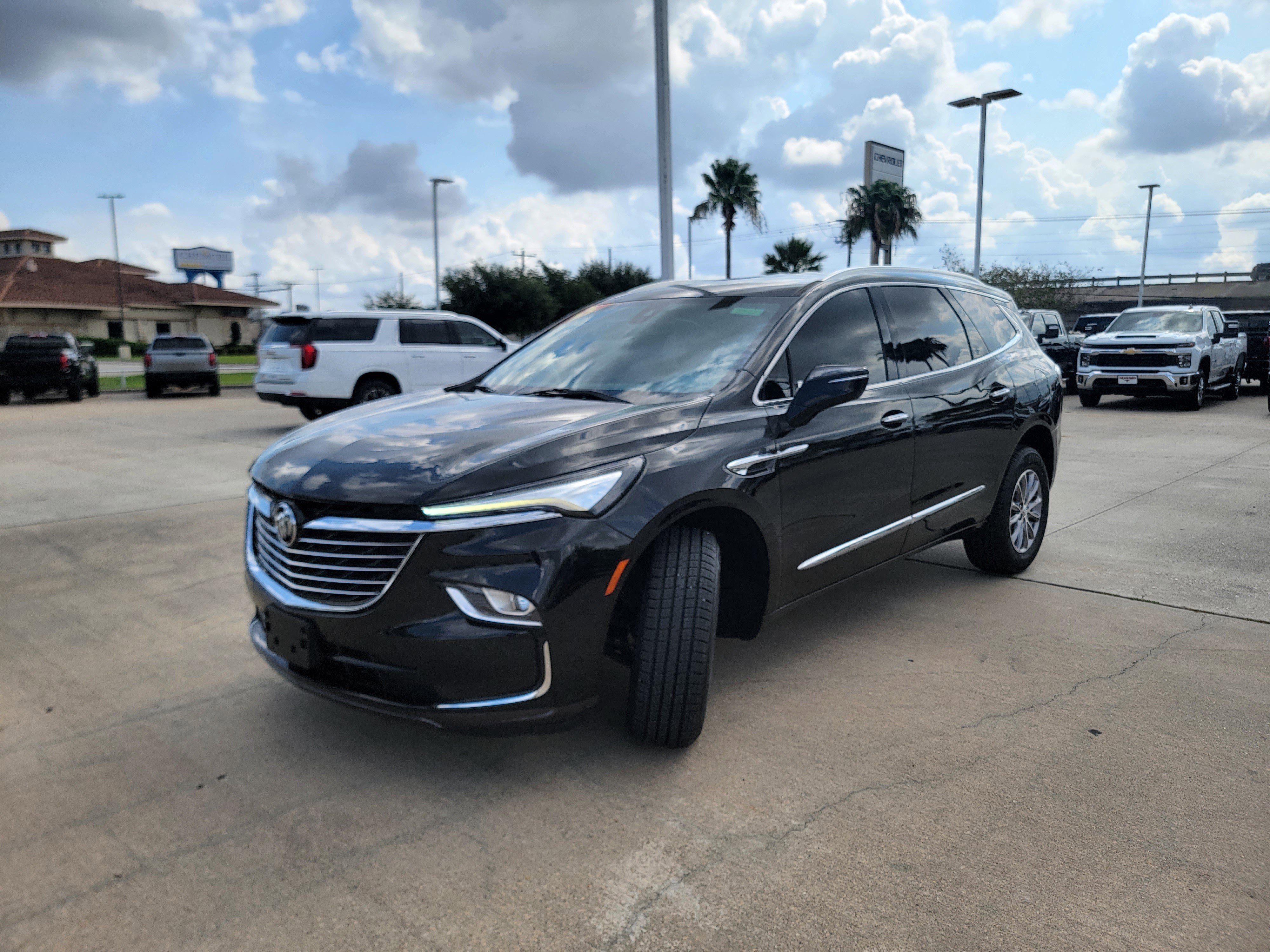 Used 2023 Buick Enclave Essence image 3