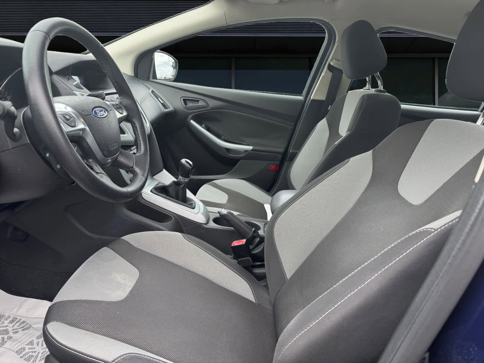 Used 2012 Ford Focus SE w/ SE Sport Pkg FWD image 2