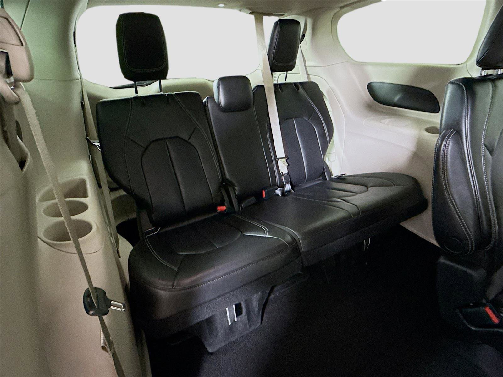 Used 2023 Chrysler Pacifica Touring-L image 19