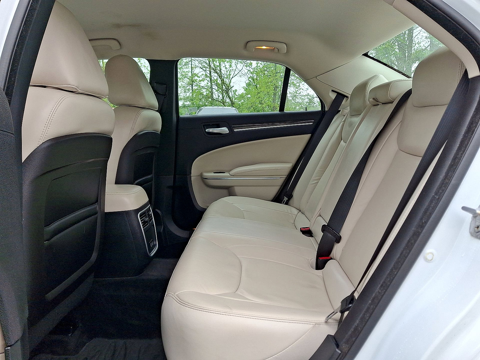 Used 2015 Chrysler 300 Limited RWD image 19