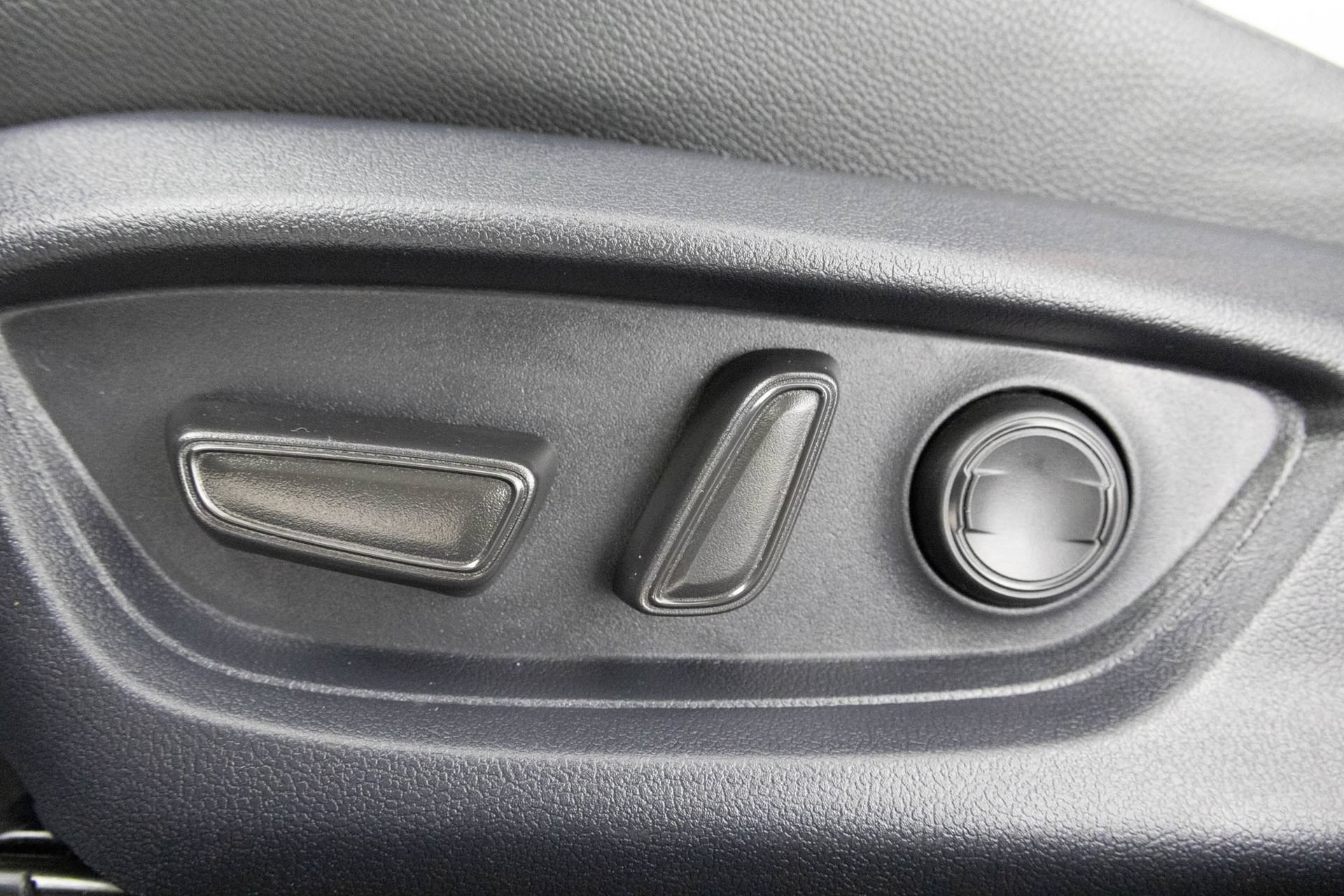 Used 2025 Toyota Camry SE AWD/4WD image 8