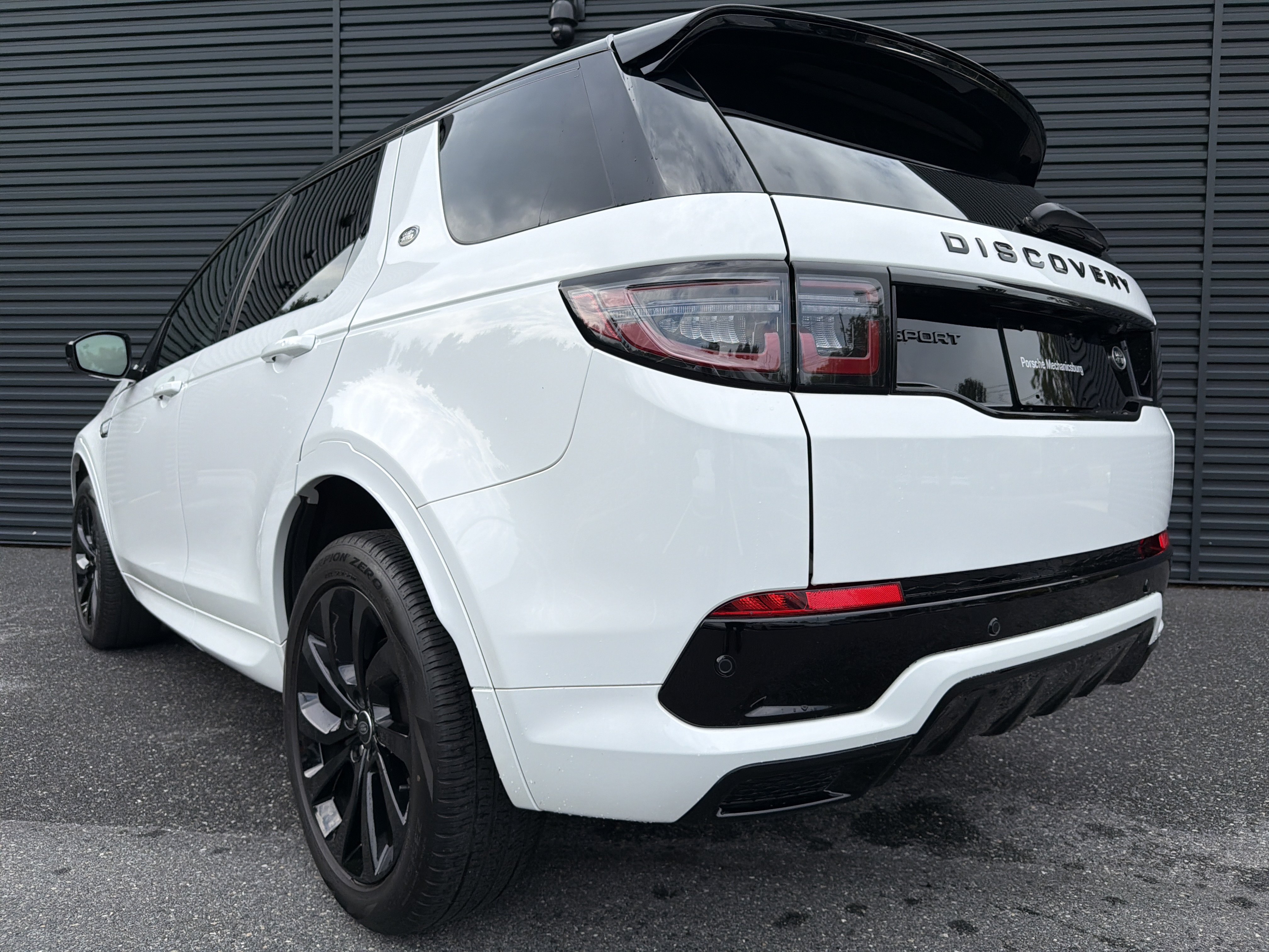 Used 2023 Land Rover Discovery Sport SE R-Dynamic AWD/4WD image 3