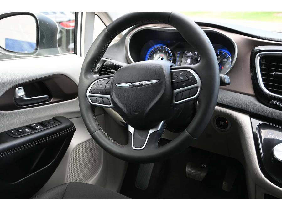 Used 2023 Chrysler Voyager LX image 25