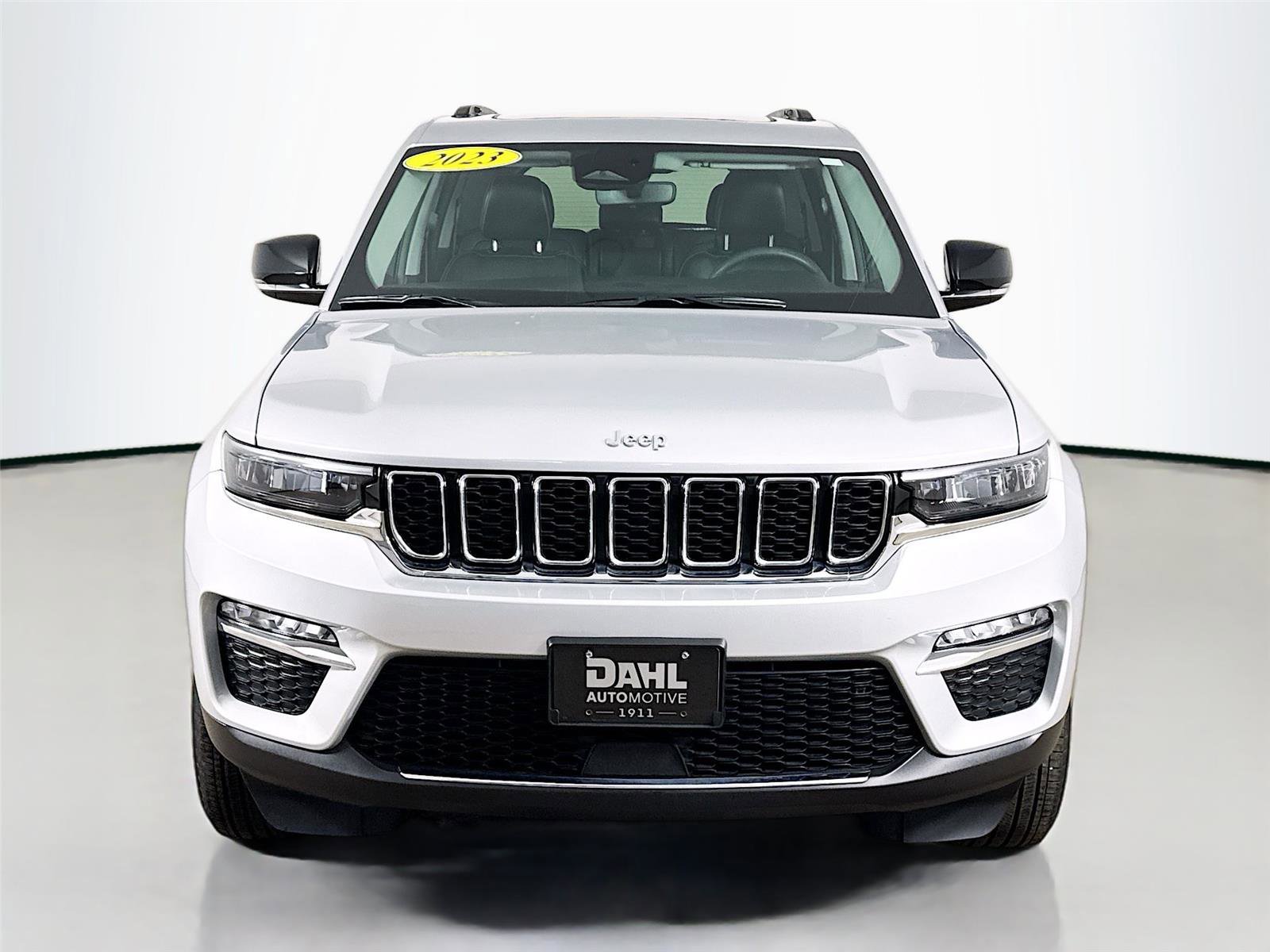 Used 2023 Jeep Grand Cherokee Limited w/ Trailer Tow Prep Group (B) AWD/4WD image 3