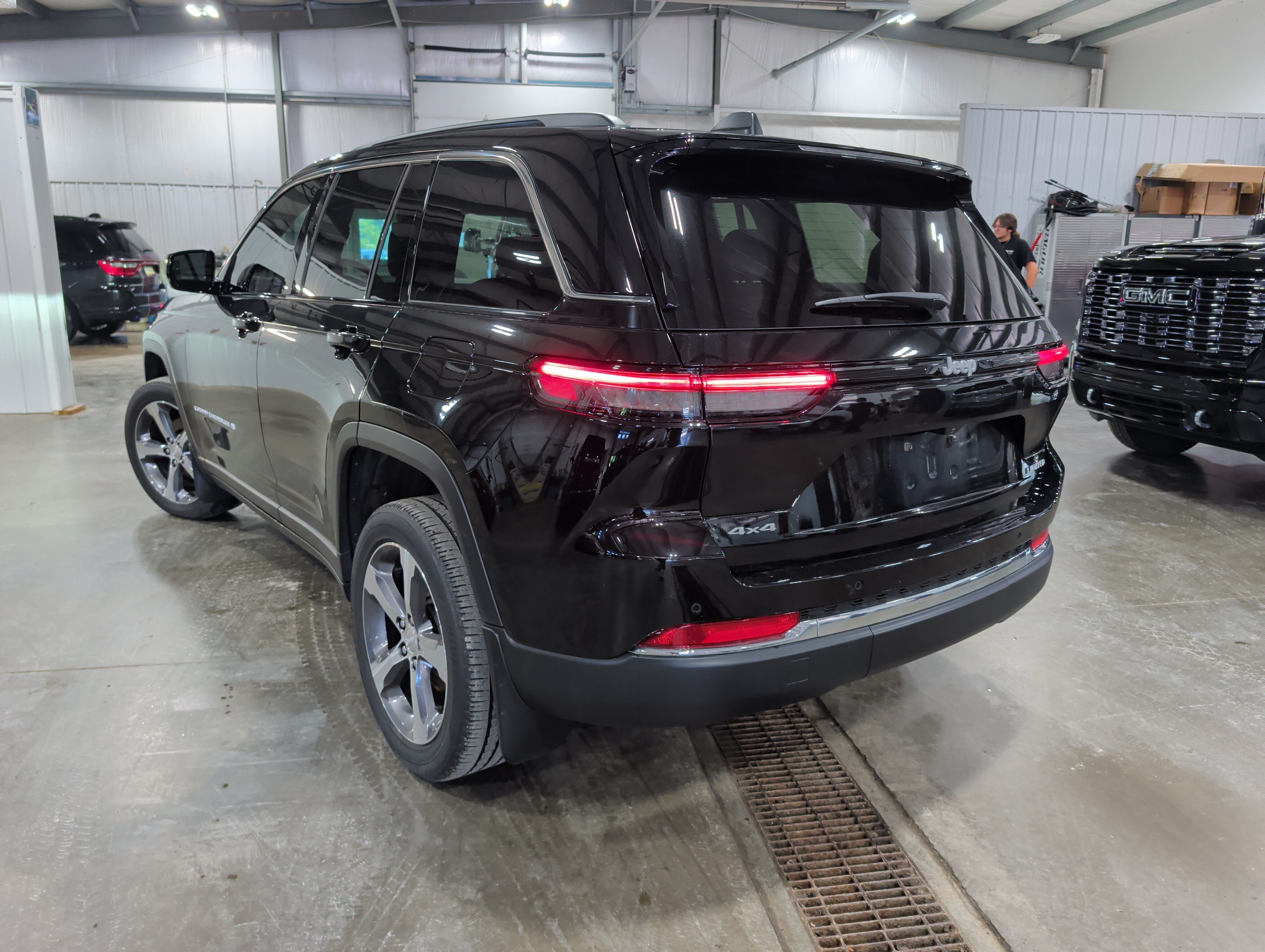 Used 2024 Jeep Grand Cherokee Limited AWD/4WD image 4