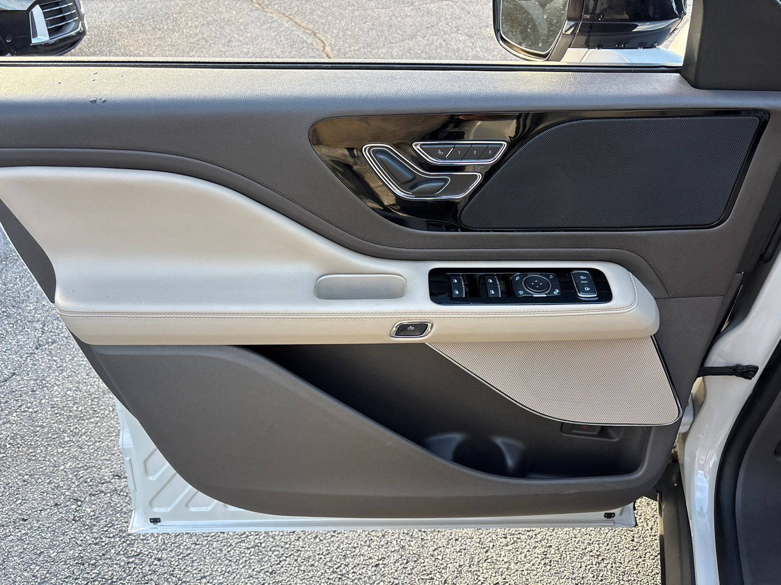 Certified 2024 Lincoln Aviator AWD w/ Premium Package image 11