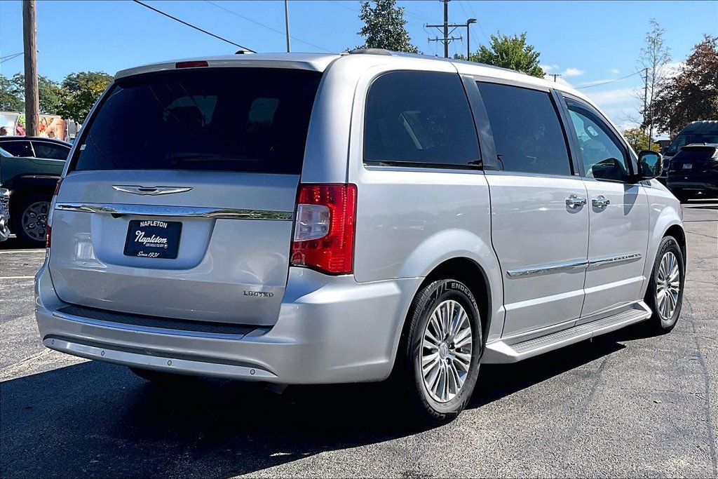 Used 2011 Chrysler Town & Country Limited FWD image 17