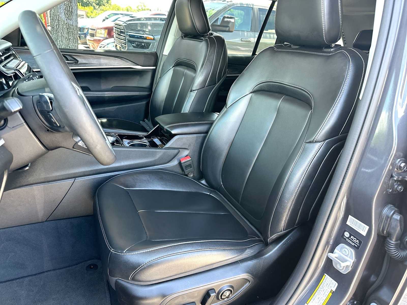 Used 2023 Jeep Grand Cherokee Limited w/ Black Appearance Package RWD image 17