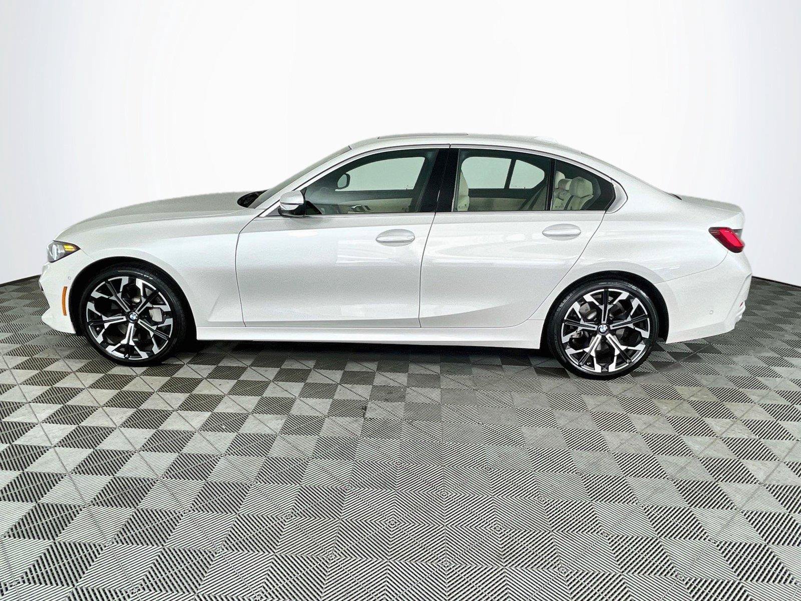 Used 2025 BMW 330i xDrive Sedan w/ Premium Package AWD/4WD image 4
