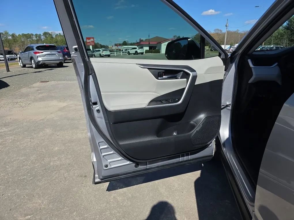 Used 2021 Toyota RAV4 XLE image 38