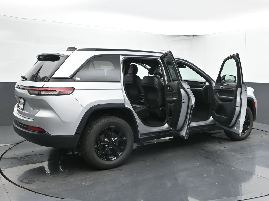 Used 2024 Jeep Grand Cherokee Altitude image 59