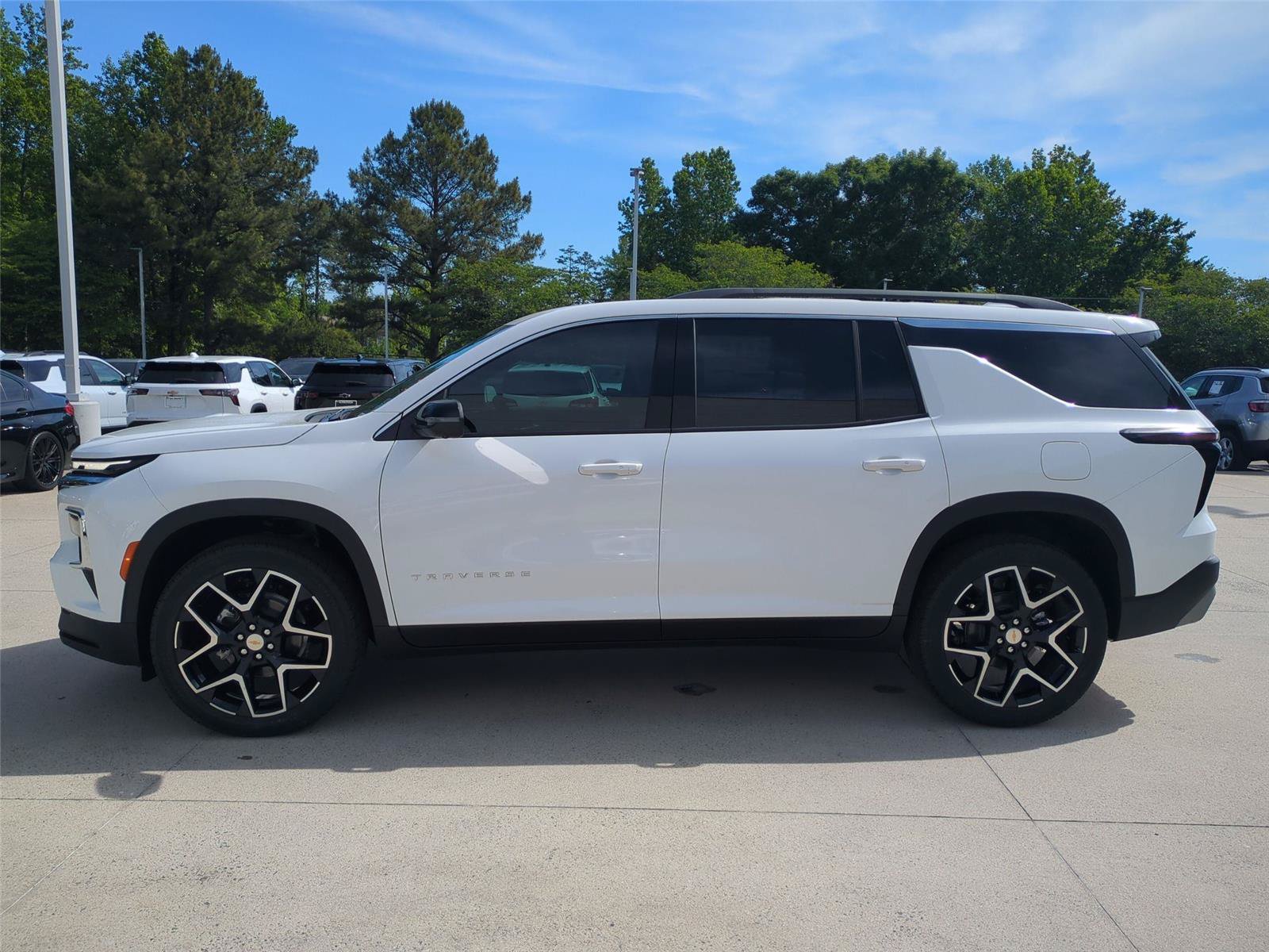 New 2026 Chevrolet Traverse LT w/ Driver Confidence Package FWD image 2