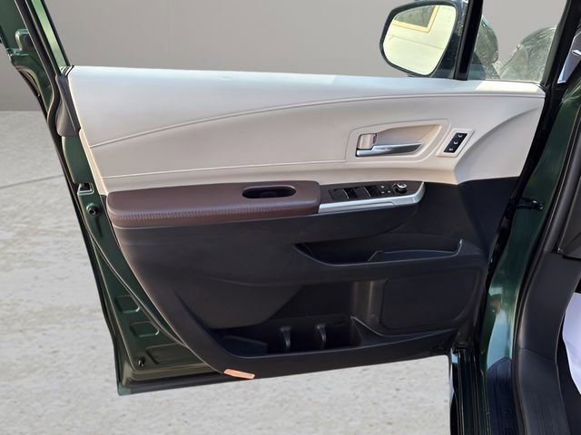 Used 2023 Toyota Sienna Platinum image 6
