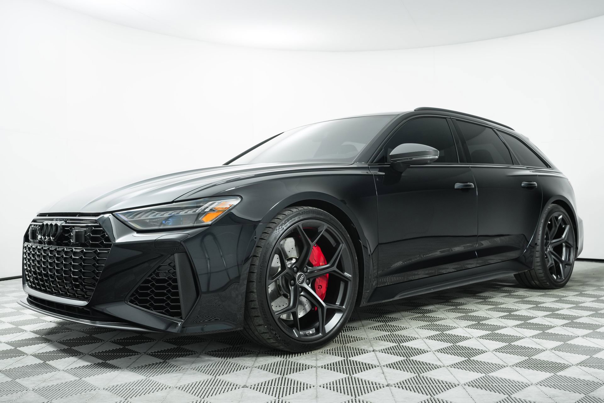 Used 2024 Audi RS 6 performance w/ Matte Carbon Package image 3