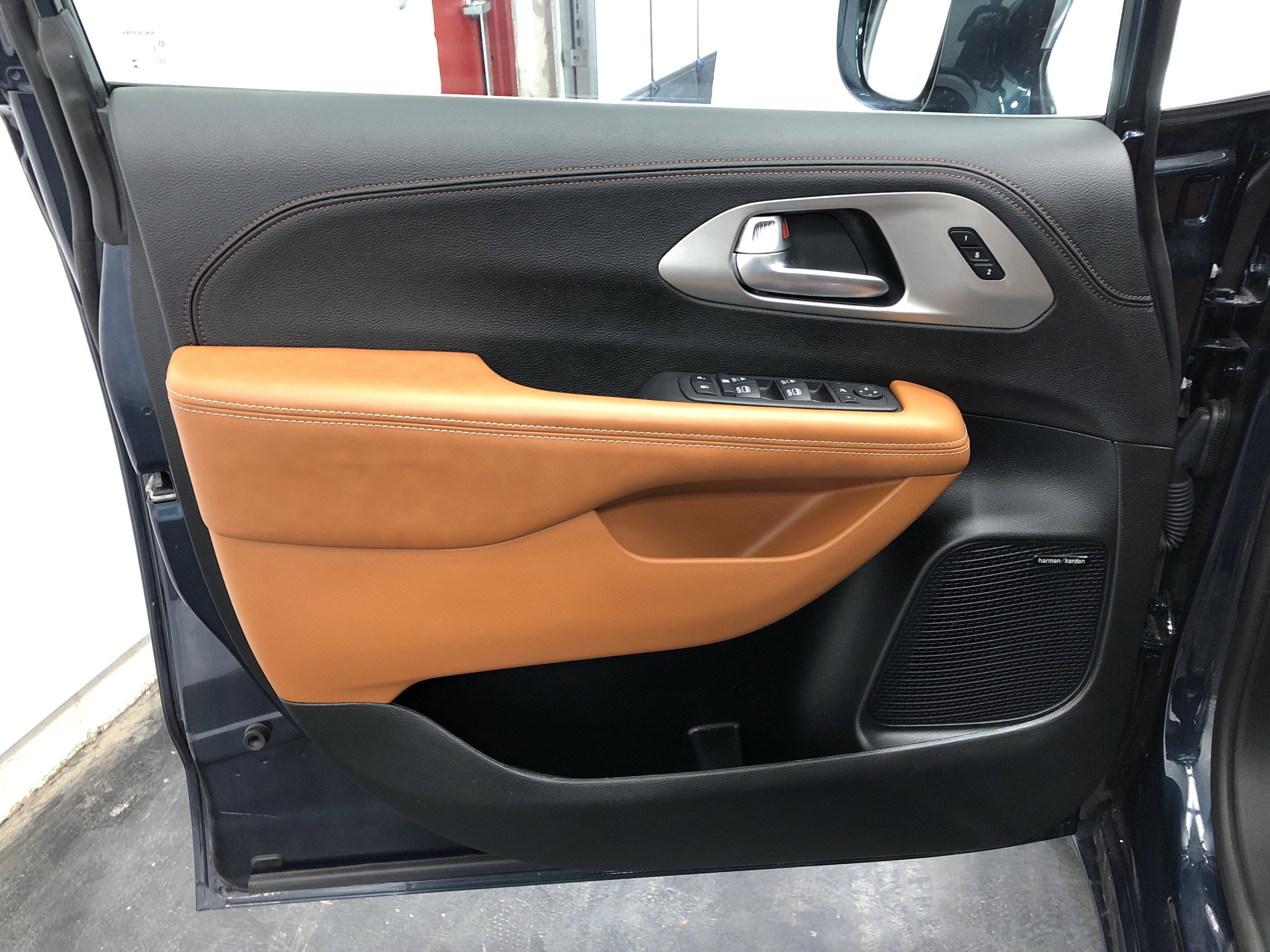 Certified 2024 Chrysler Pacifica Pinnacle FWD image 19