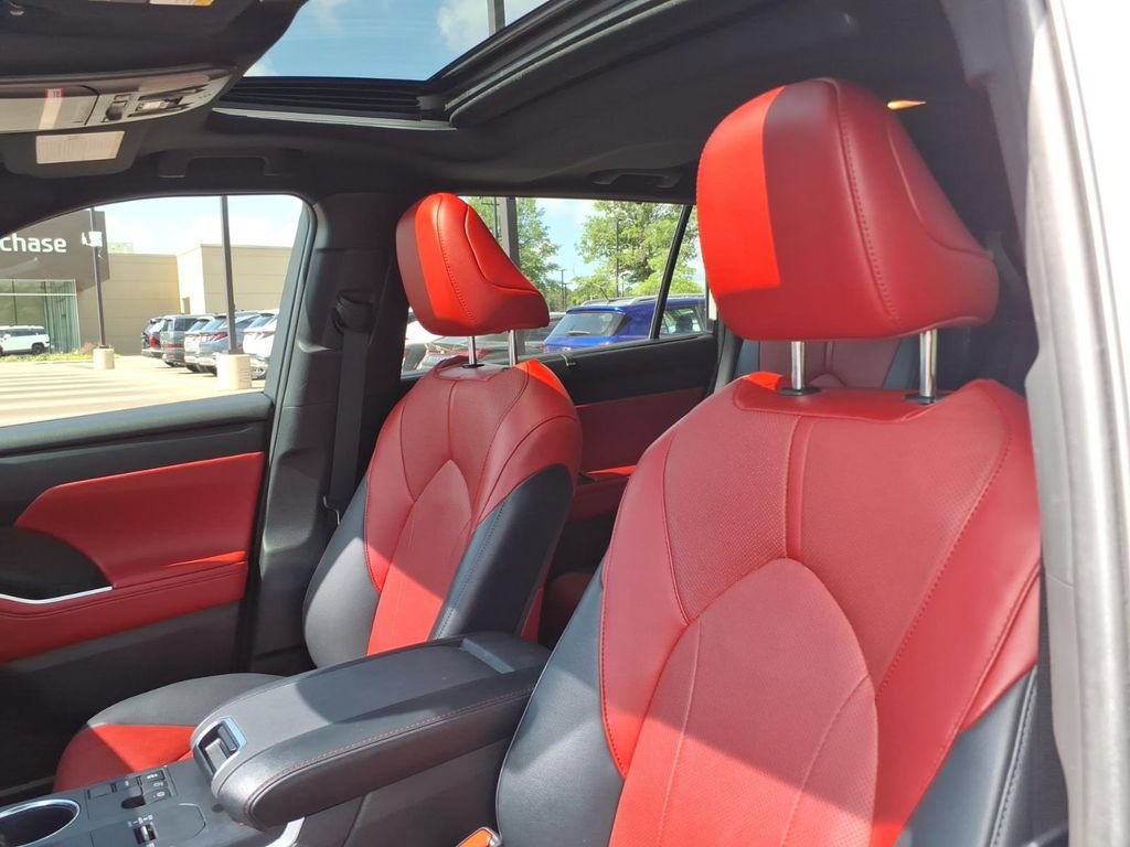 Used 2023 Toyota Highlander XSE FWD image 18