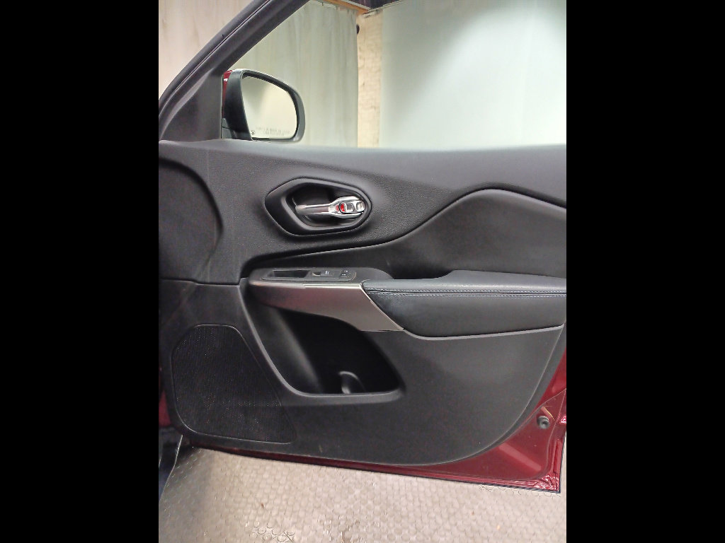 Used 2020 Jeep Cherokee Latitude w/ Cold Weather Group image 19