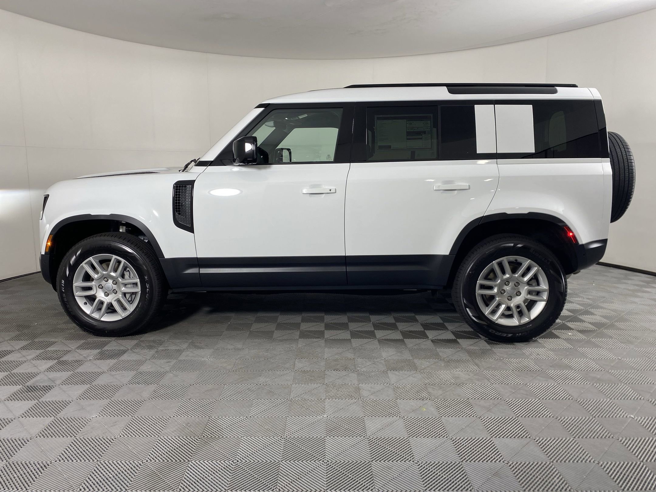 Used 2025 Land Rover Defender 110 S image 2