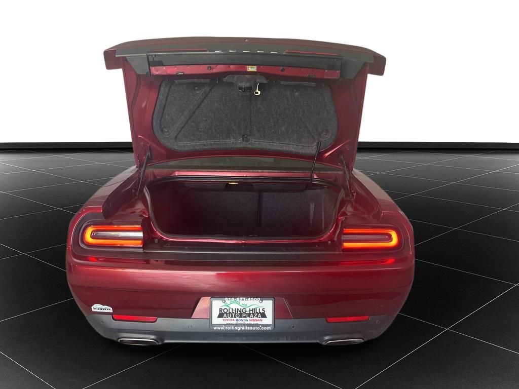 Used 2021 Dodge Challenger SXT w/ Driver Convenience Group RWD image 10