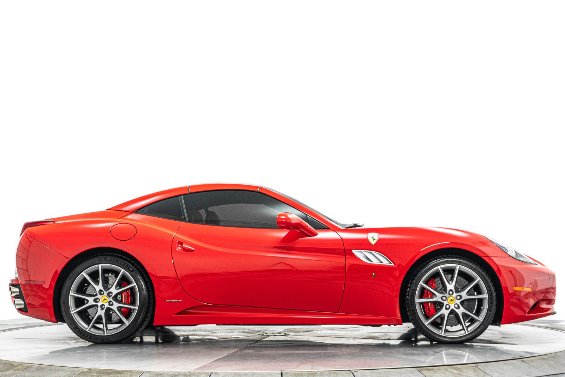 Used 2013 Ferrari California RWD image 18