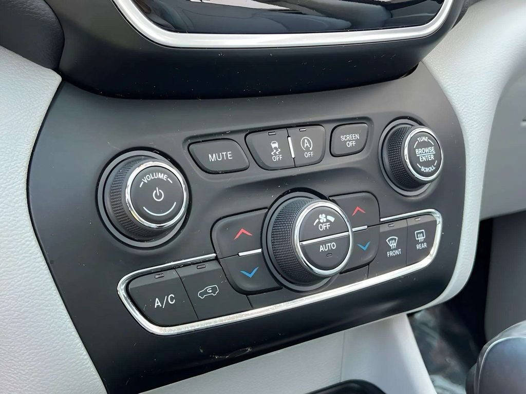 Used 2020 Jeep Cherokee Limited AWD/4WD image 25