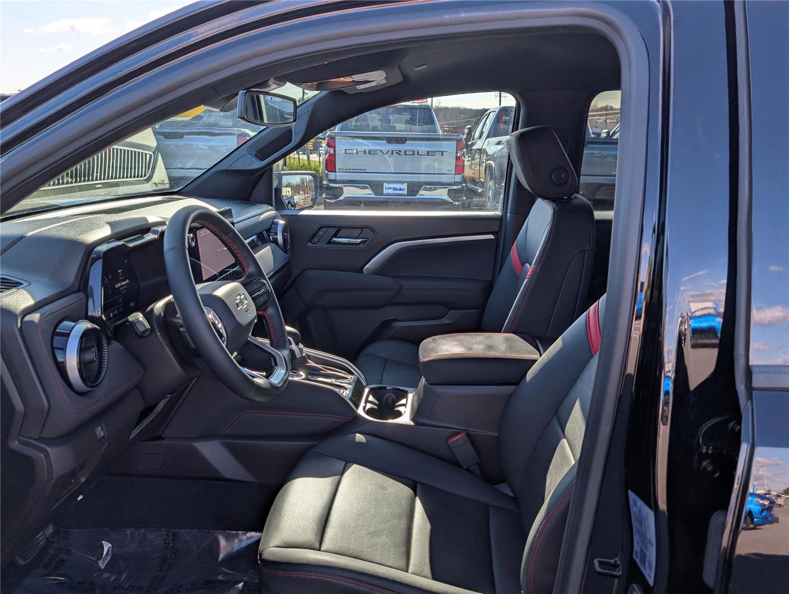 Used 2025 Chevrolet Colorado Z71 w/ Midnight Edition image 16