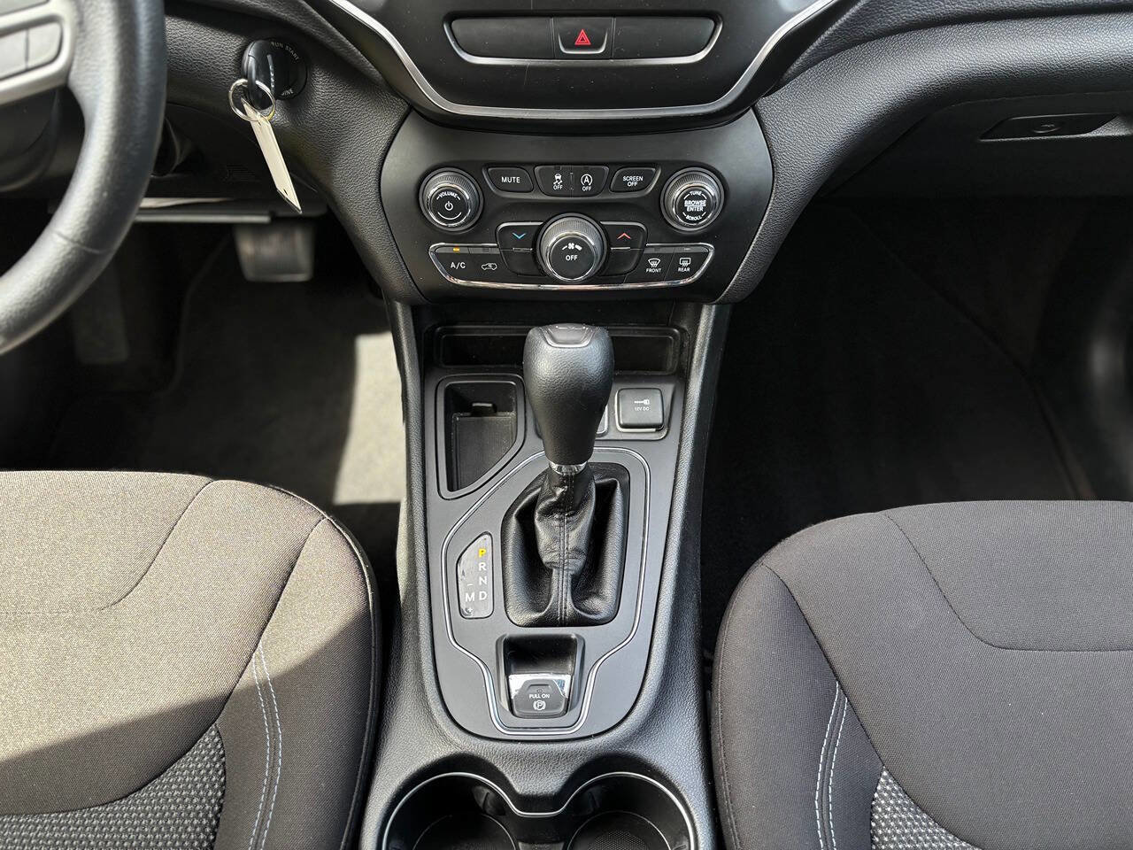 Used 2019 Jeep Cherokee Latitude w/ Popular Appearance Group image 16