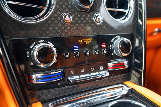 Used 2023 Rolls-Royce Cullinan Black Badge w/ Leather Finishing Pack image 37