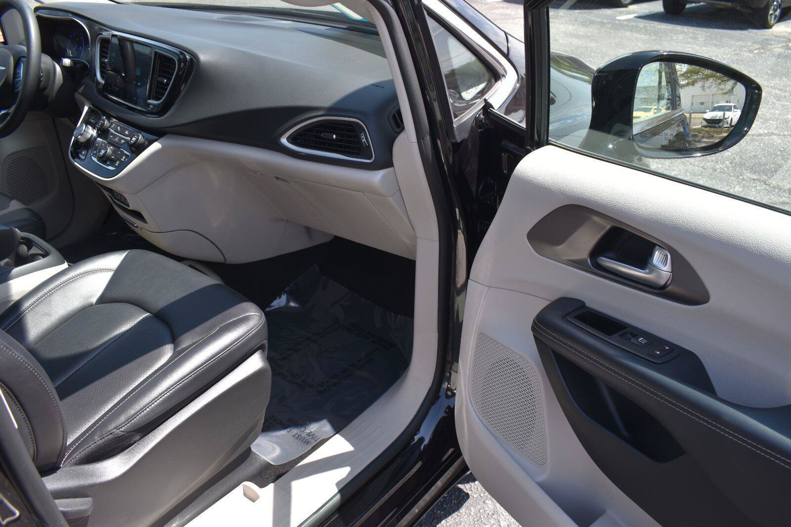 Used 2024 Chrysler Pacifica Touring-L FWD image 14