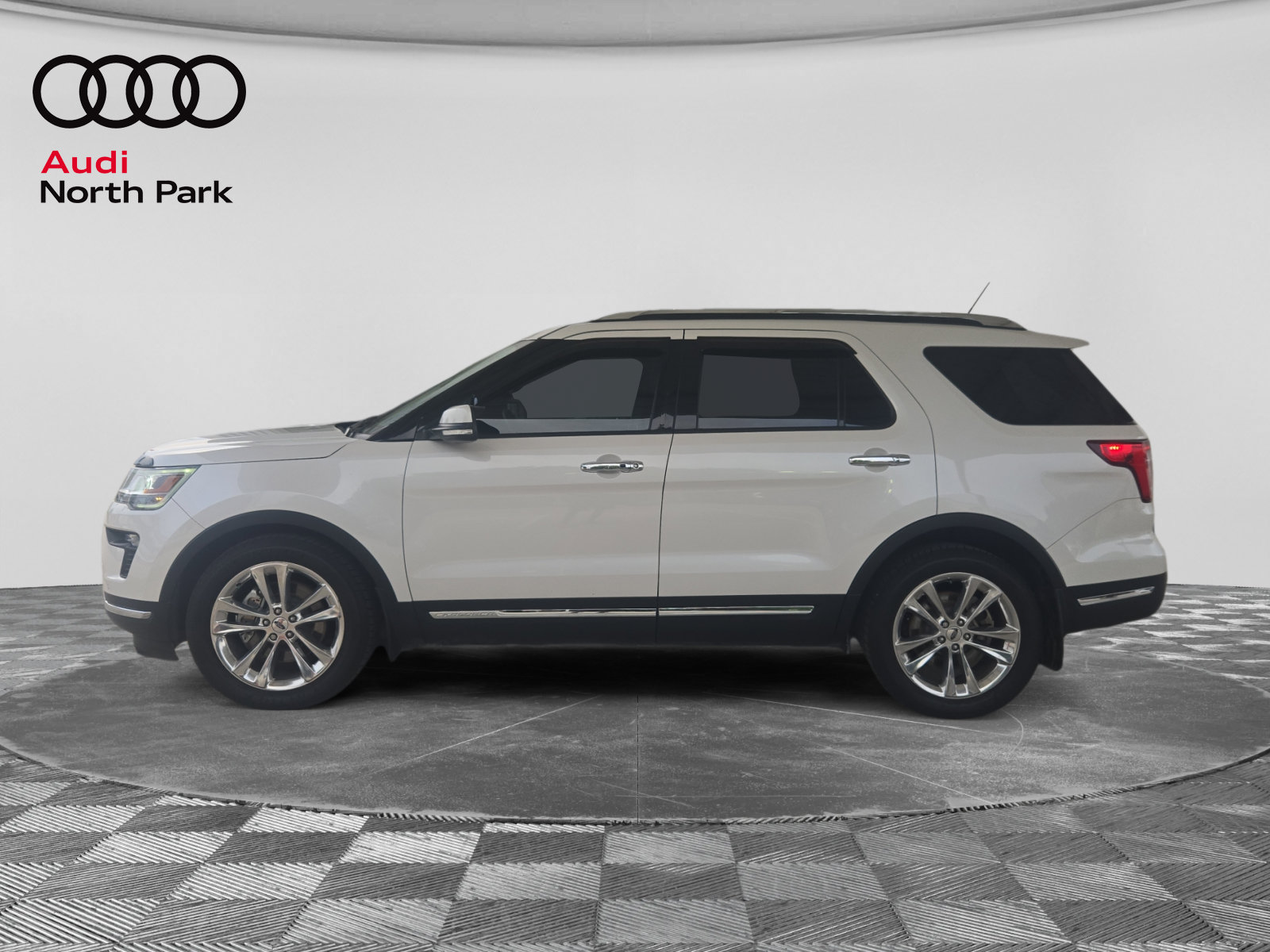 Used 2019 Ford Explorer Limited w/ Class III Trailer Tow Package FWD image 2