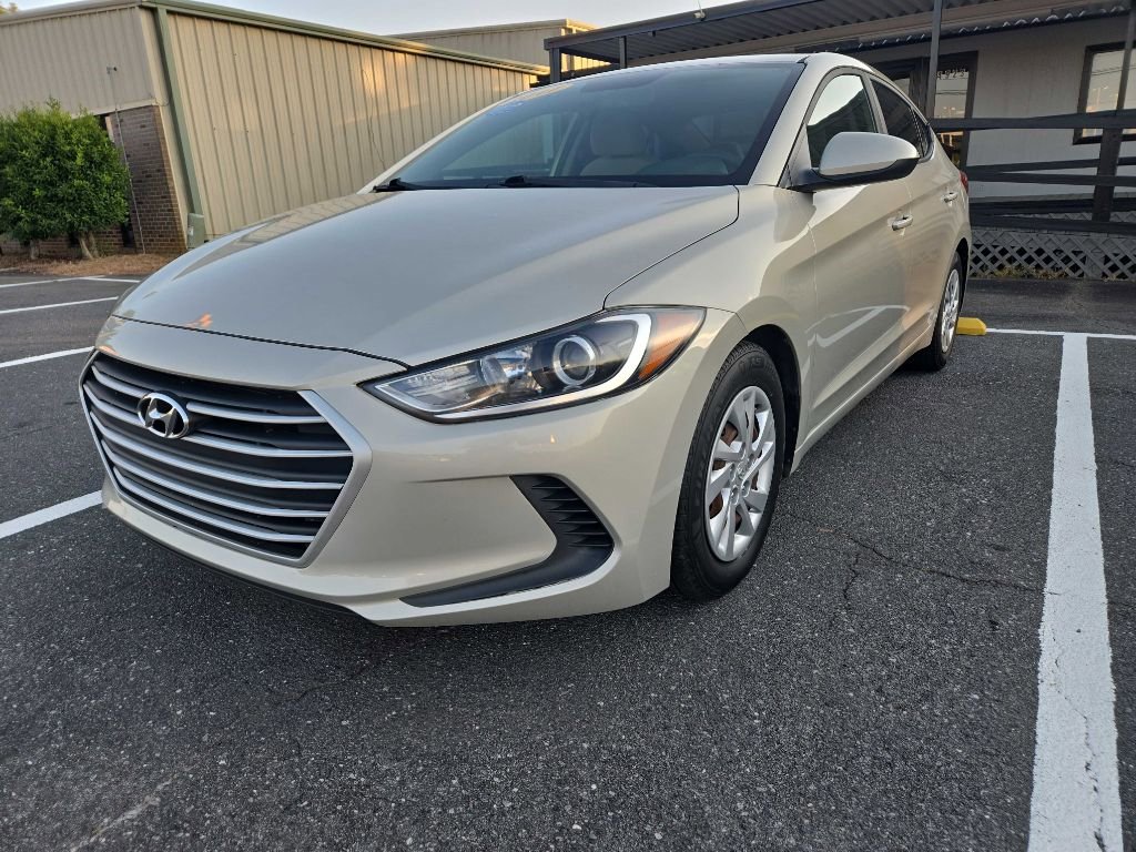 Used 2017 Hyundai Elantra SE image 1