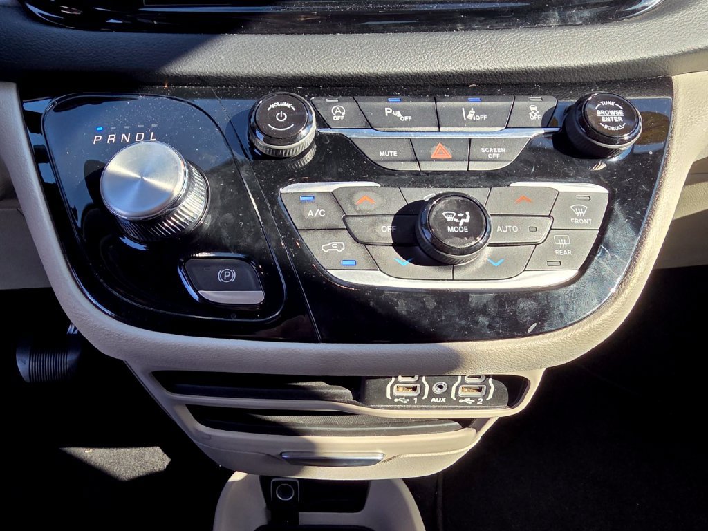 Used 2023 Chrysler Pacifica Touring-L FWD image 23