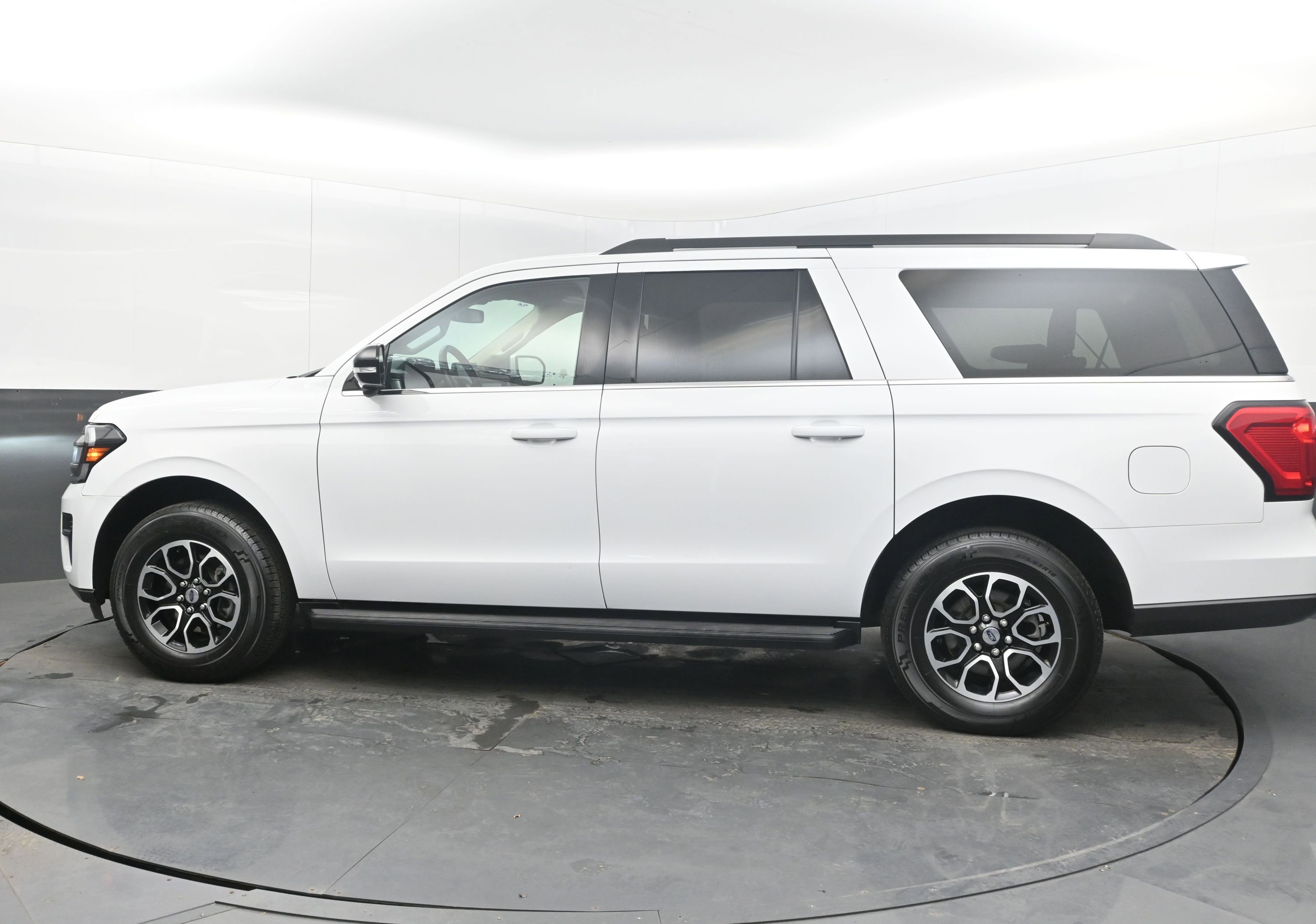 Used 2024 Ford Expedition Max XLT image 7
