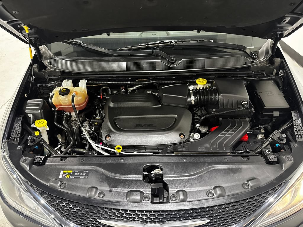 Used 2020 Chrysler Pacifica Touring w/ Advanced Safetytec Group FWD image 12