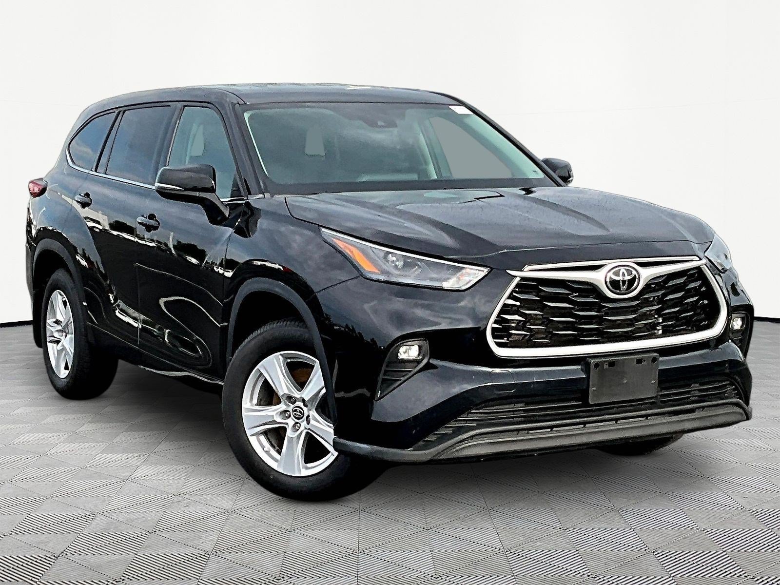 Used 2022 Toyota Highlander LE AWD/4WD image 3