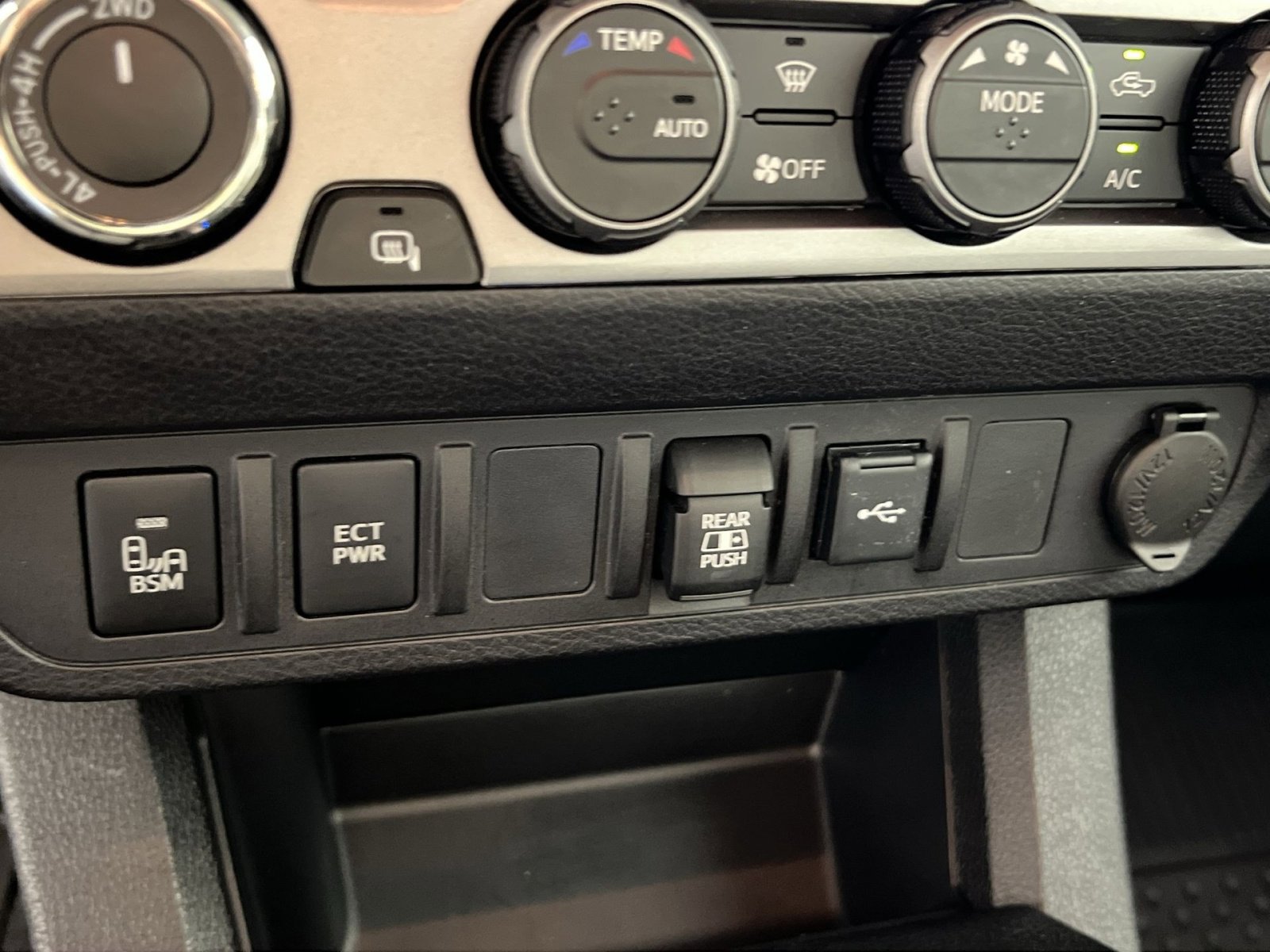 Used 2023 Toyota Tacoma SR5 w/ Technology Package AWD/4WD image 32
