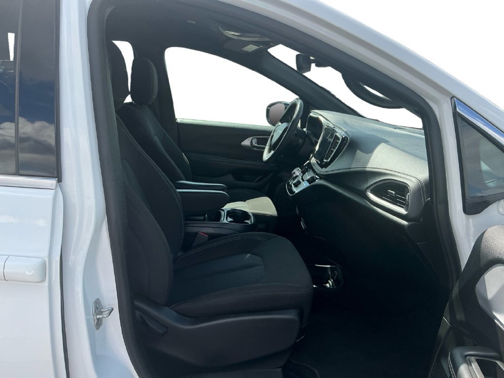 Used 2024 Chrysler Pacifica Touring FWD image 22