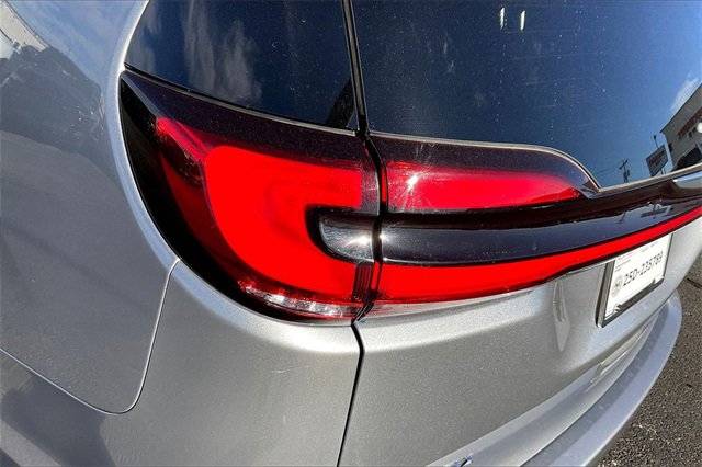 Used 2021 Chrysler Pacifica Touring-L image 32