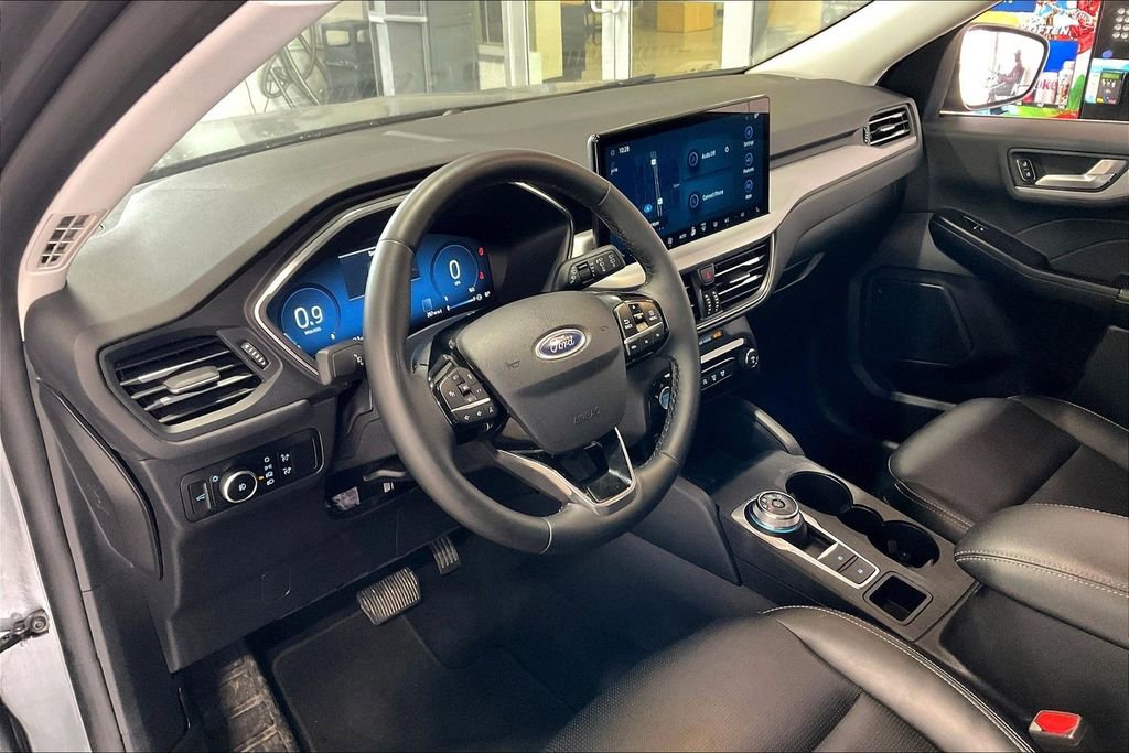 Used 2025 Ford Escape Platinum AWD/4WD image 4
