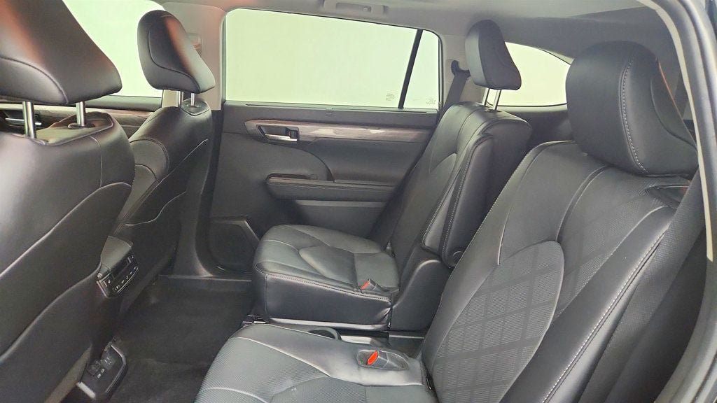 Used 2025 Toyota Highlander Platinum AWD/4WD image 21