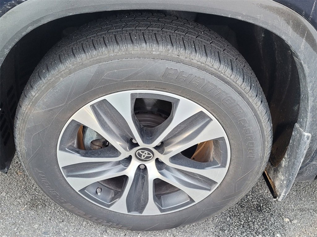 Used 2024 Toyota Highlander XLE image 3