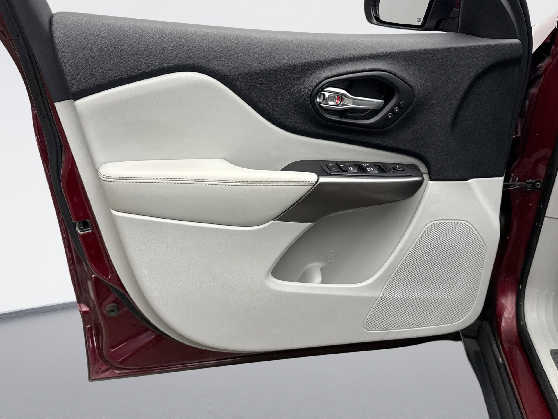 Used 2021 Jeep Cherokee Limited image 9