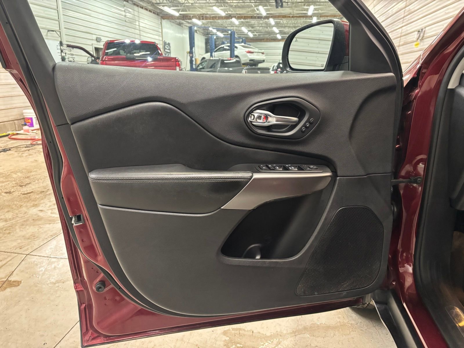 Used 2019 Jeep Cherokee Limited image 9