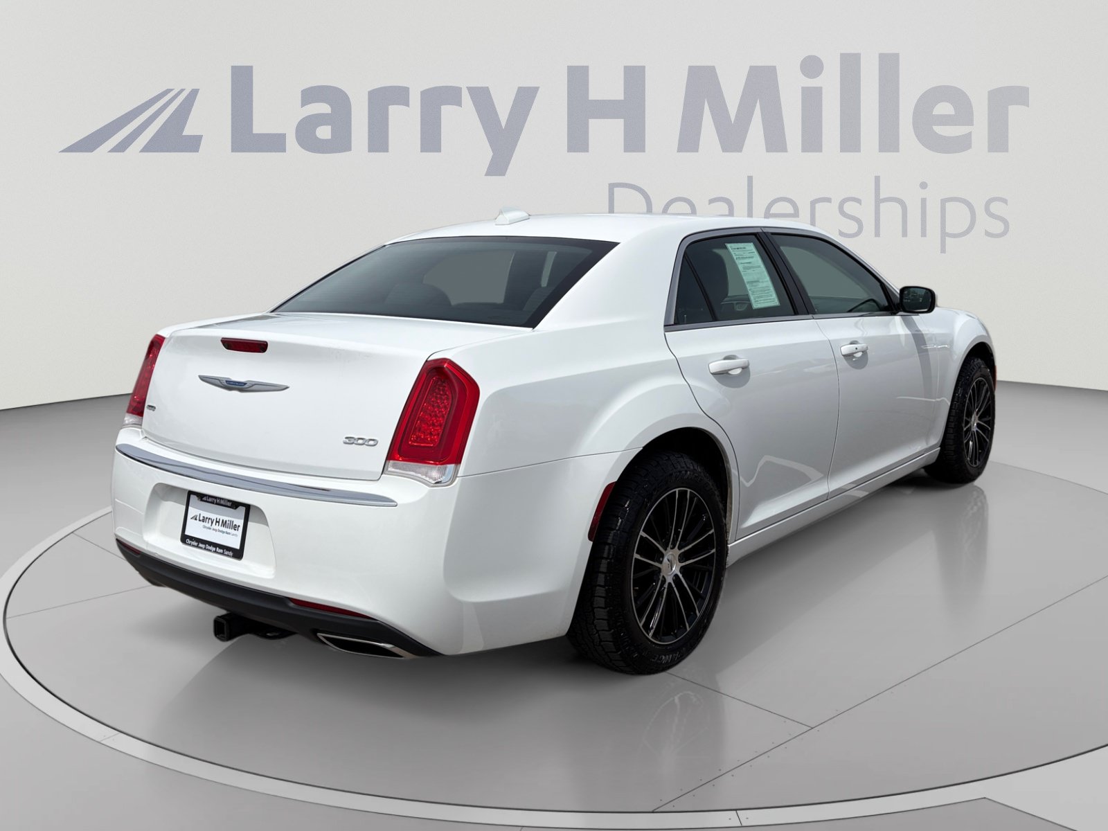Used 2021 Chrysler 300 Touring w/ Driver Convenience Group AWD/4WD image 5