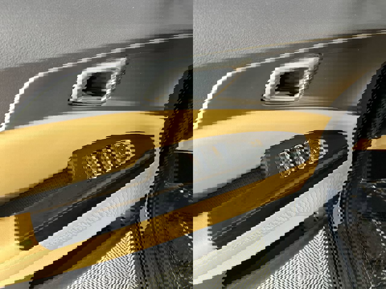 Used 2023 Kia Carnival LX image 14