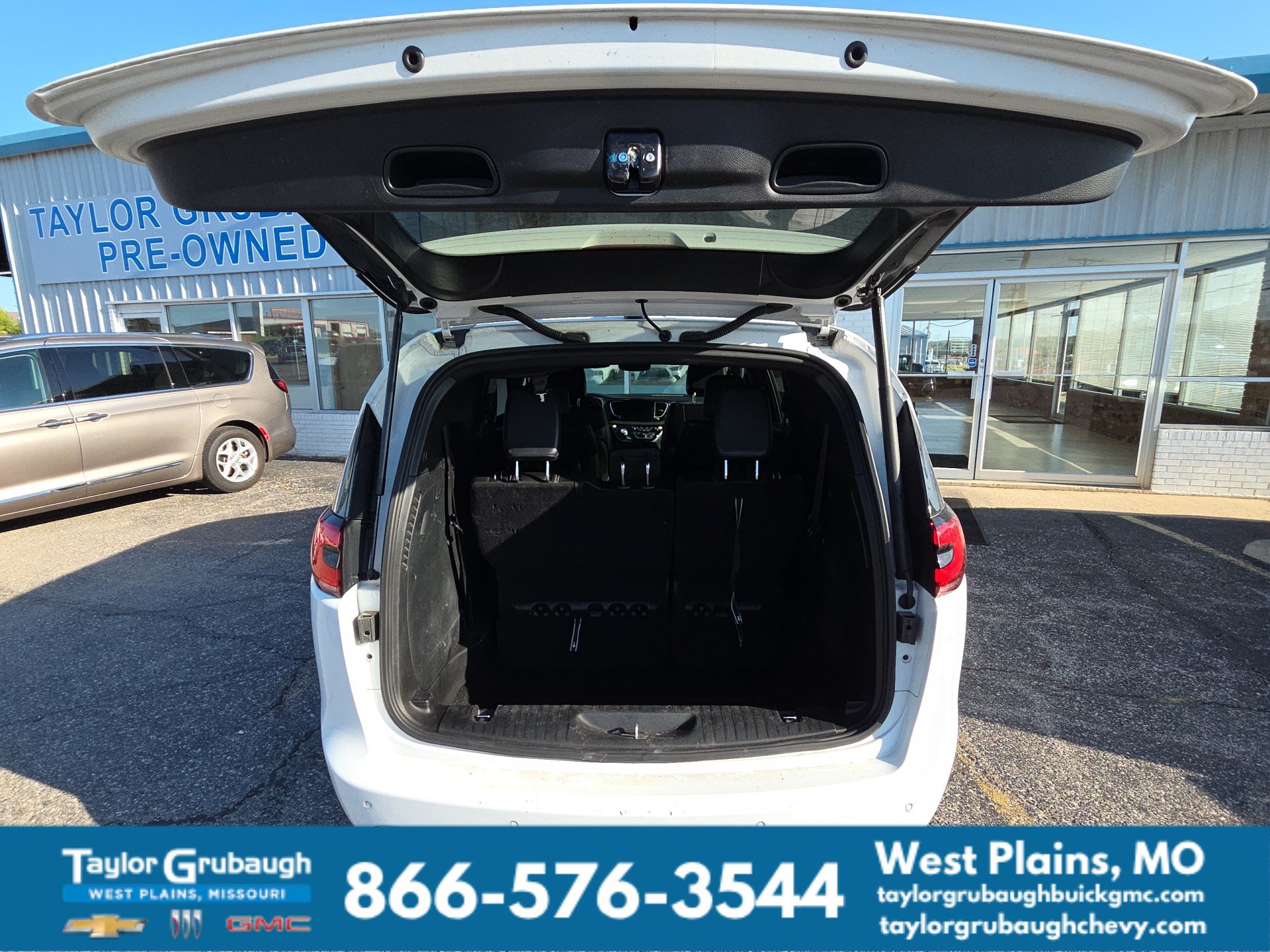 Used 2025 Chrysler Pacifica Select FWD image 14
