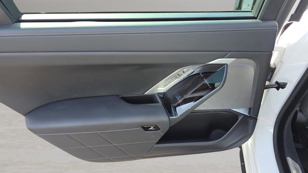 Used 2025 BMW 760i xDrive w/ Premium Package image 28