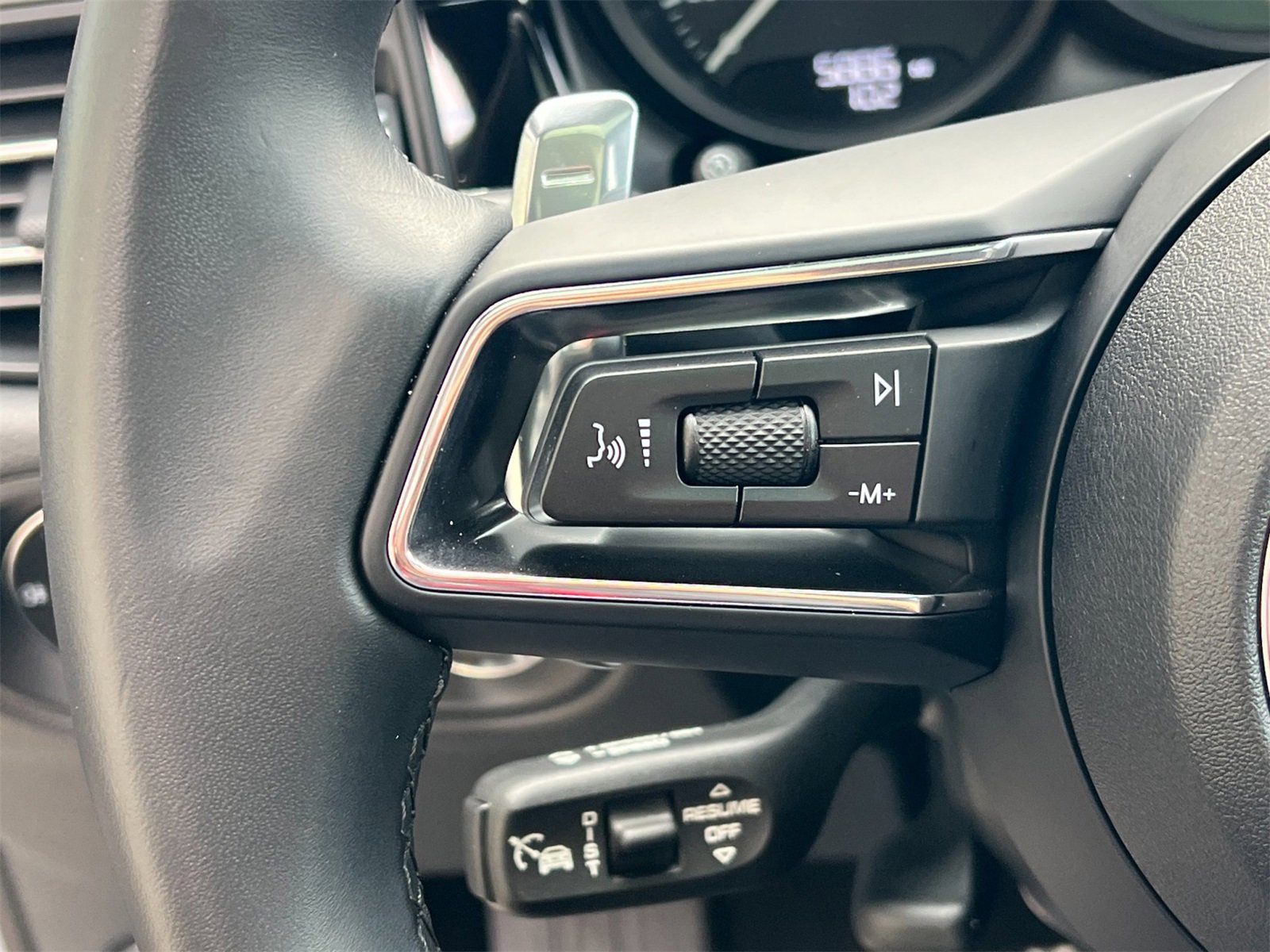 Used 2025 Porsche Macan image 27