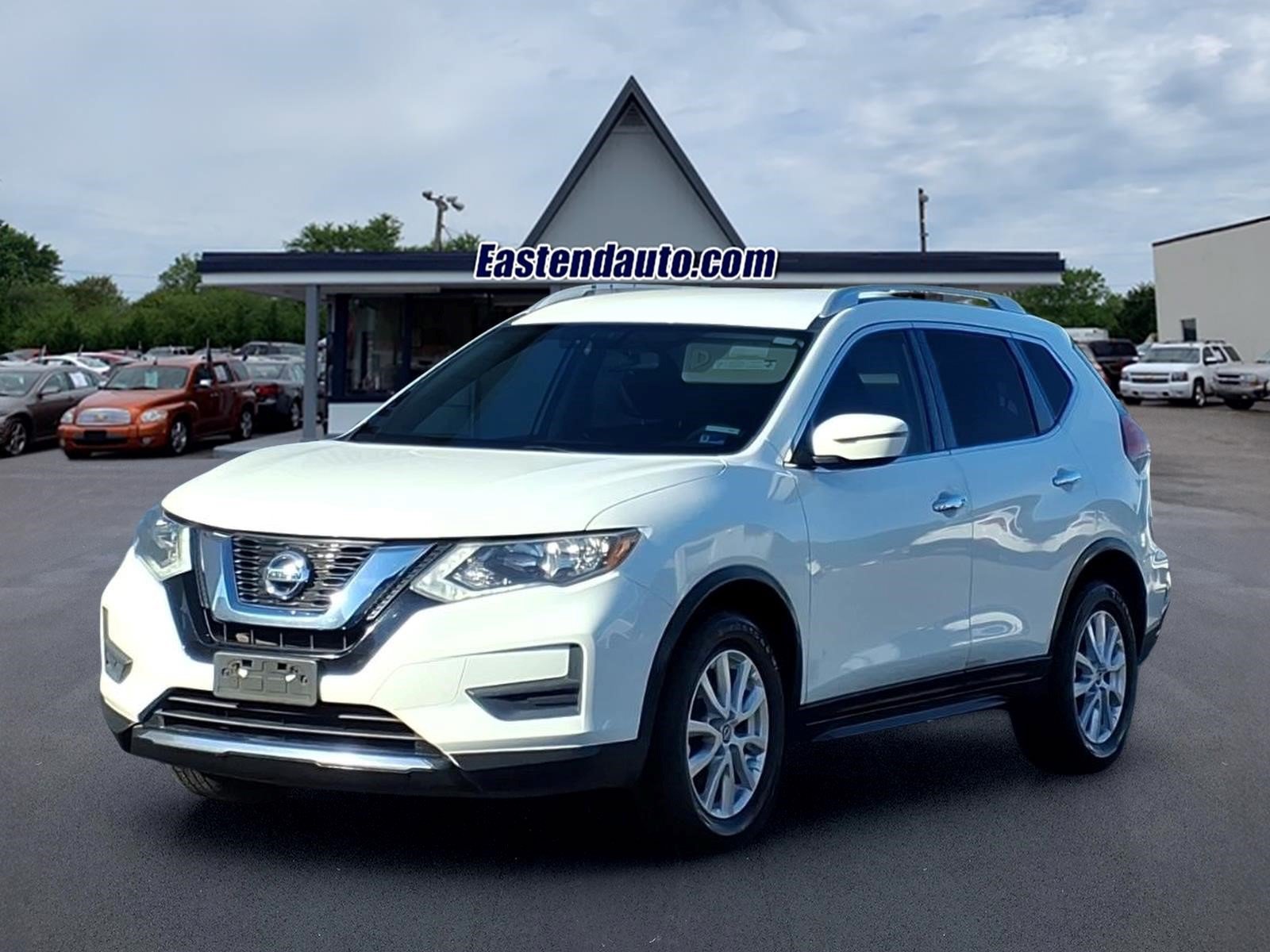 Used 2017 Nissan Rogue SV FWD image 1