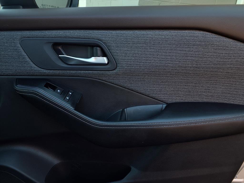 Used 2023 Nissan Rogue SV image 25